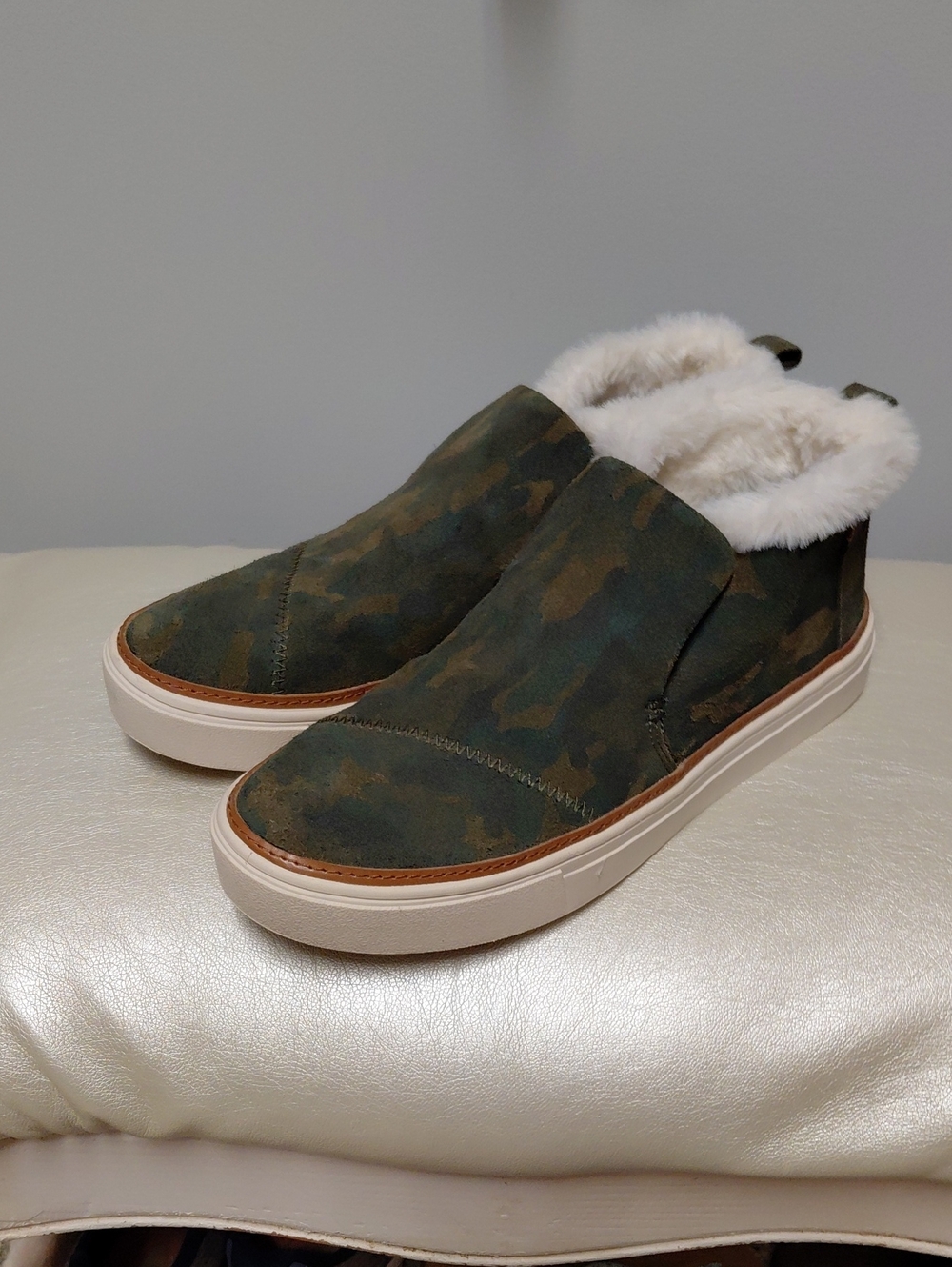 Toms Camouflage Green Faux-Fur Slip-On Sneakers, Size 7W